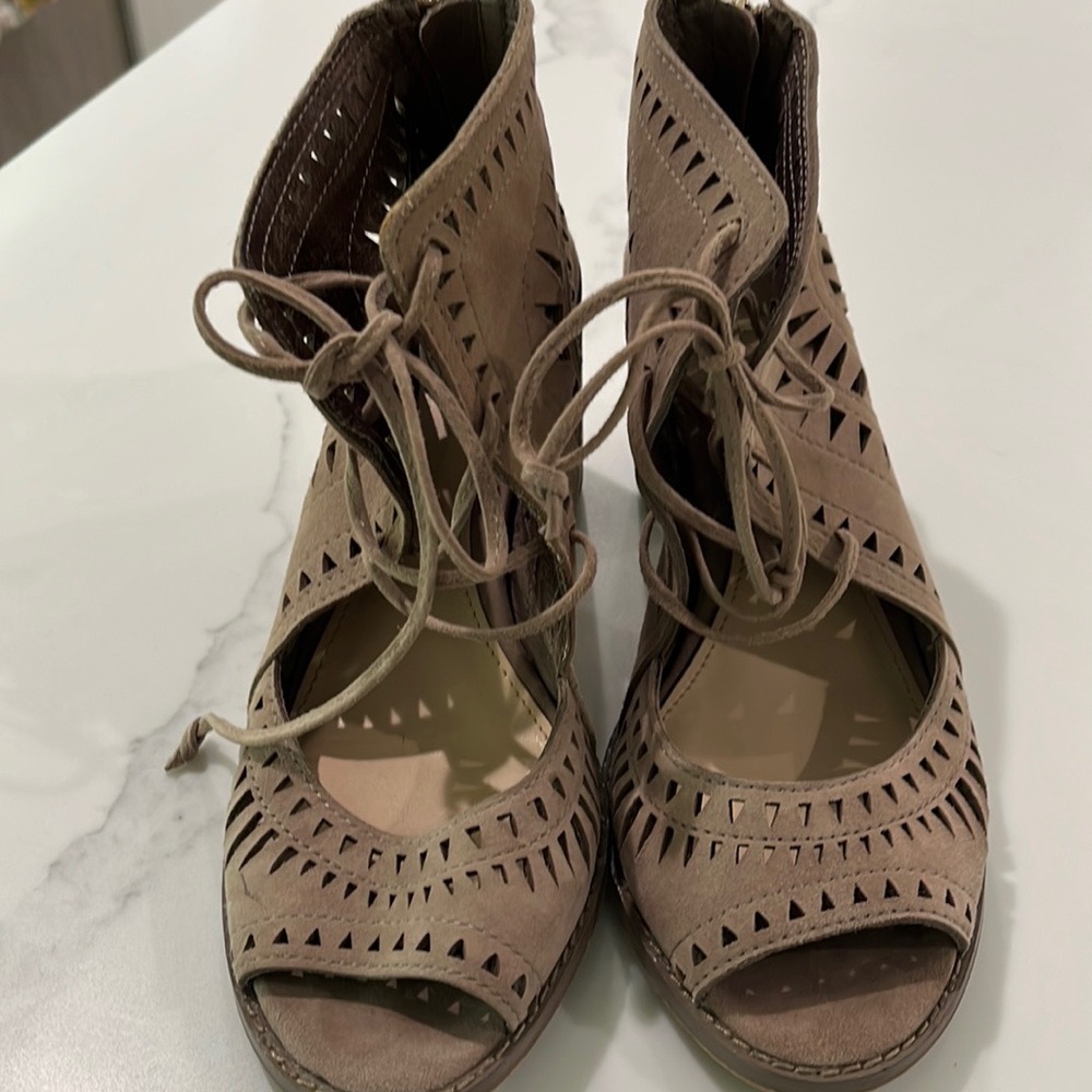 Vince Camuto sandals, tan leather, size 7